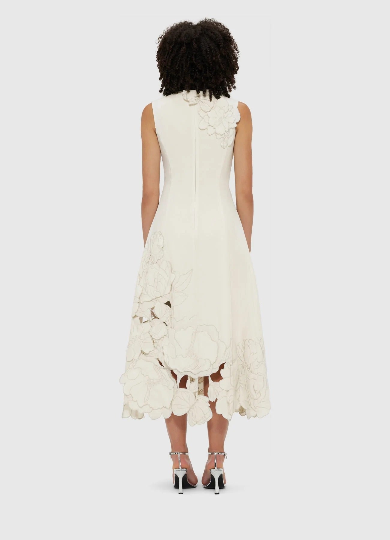 JO | Sleeveless midi dress with sophisticated trims and trendy design