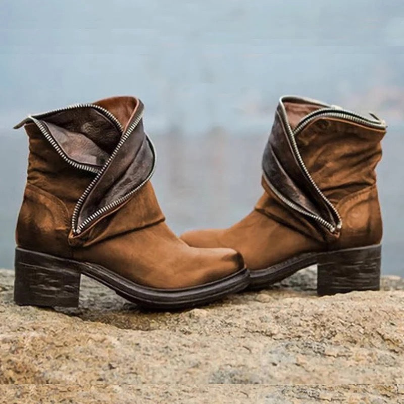 JO | Elegant, fold-over ankle boots with zipper