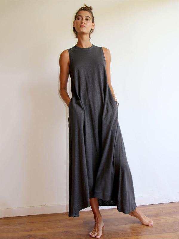 JO | Sleeveless maxi dress with a simple round neckline