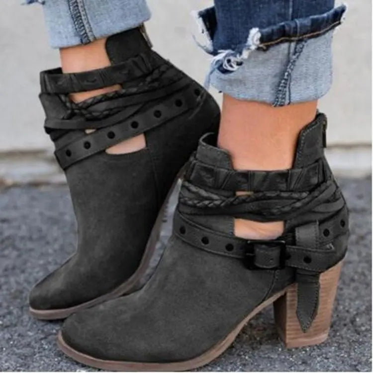 JO | Chic ankle boots with braided strap