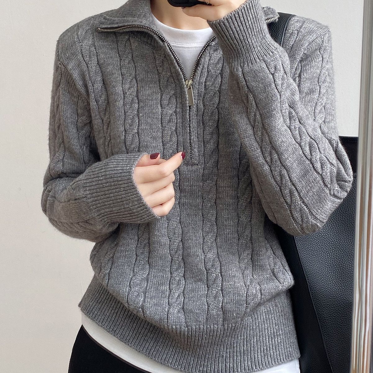 JO | Trendy sweater with zipper