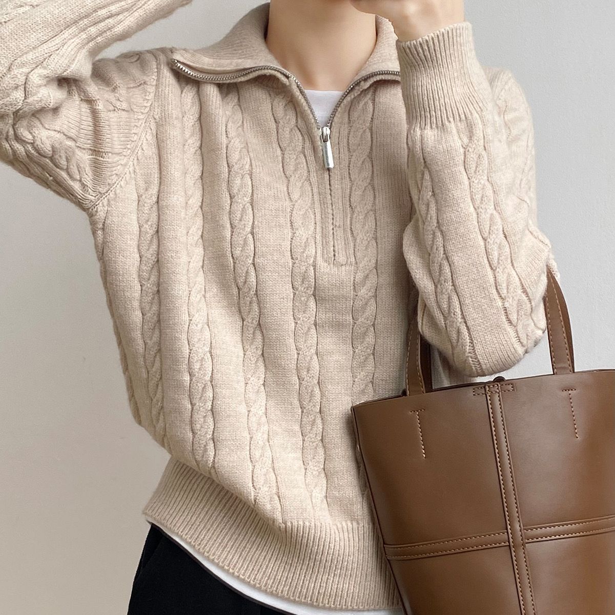 JO | Trendy sweater with zipper