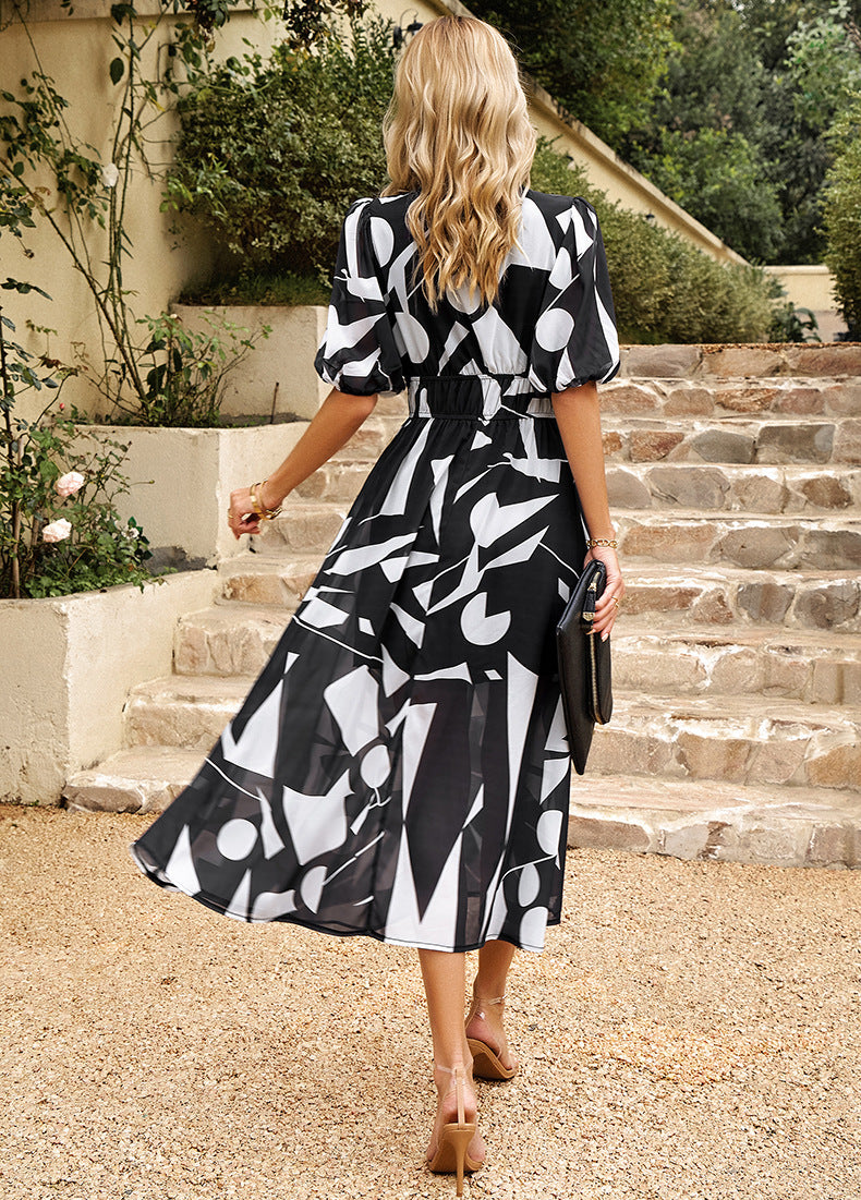 JO | Flattering midi dress with floral pattern