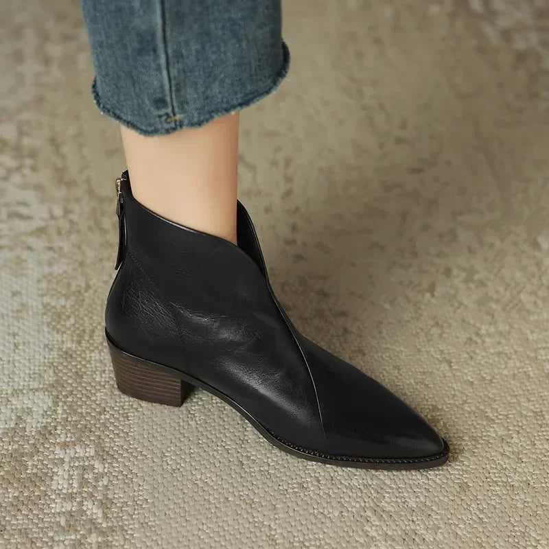 JO | Tapered ankle boot with block heel