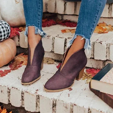 JO | Chic ankle boots with V-neck and block heel