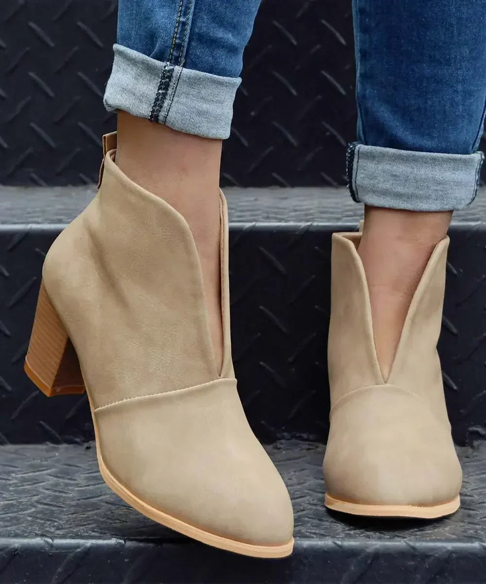 JO | Chic ankle boots with V-neck and block heel
