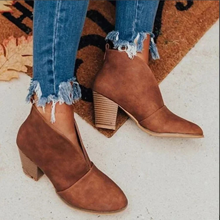JO | Chic ankle boots with V-neck and block heel