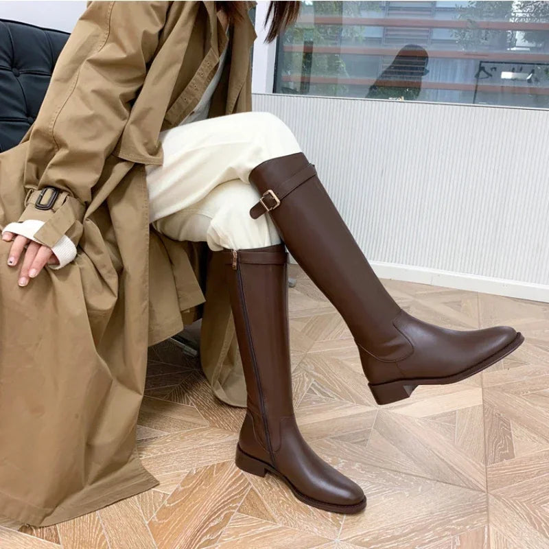 JO | Comfortable knee-high boots with buckle detail