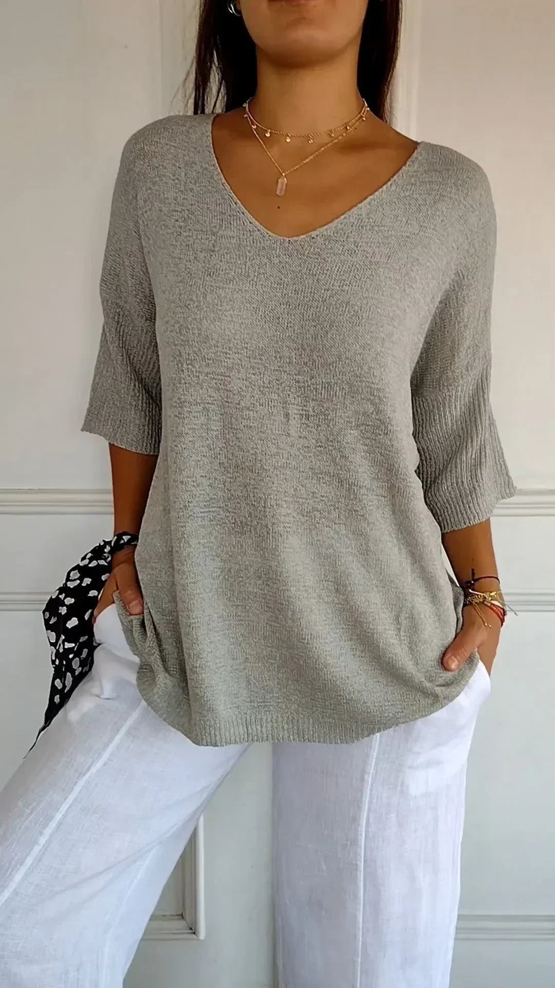 JO | Single-colored knitted top with V-neckline