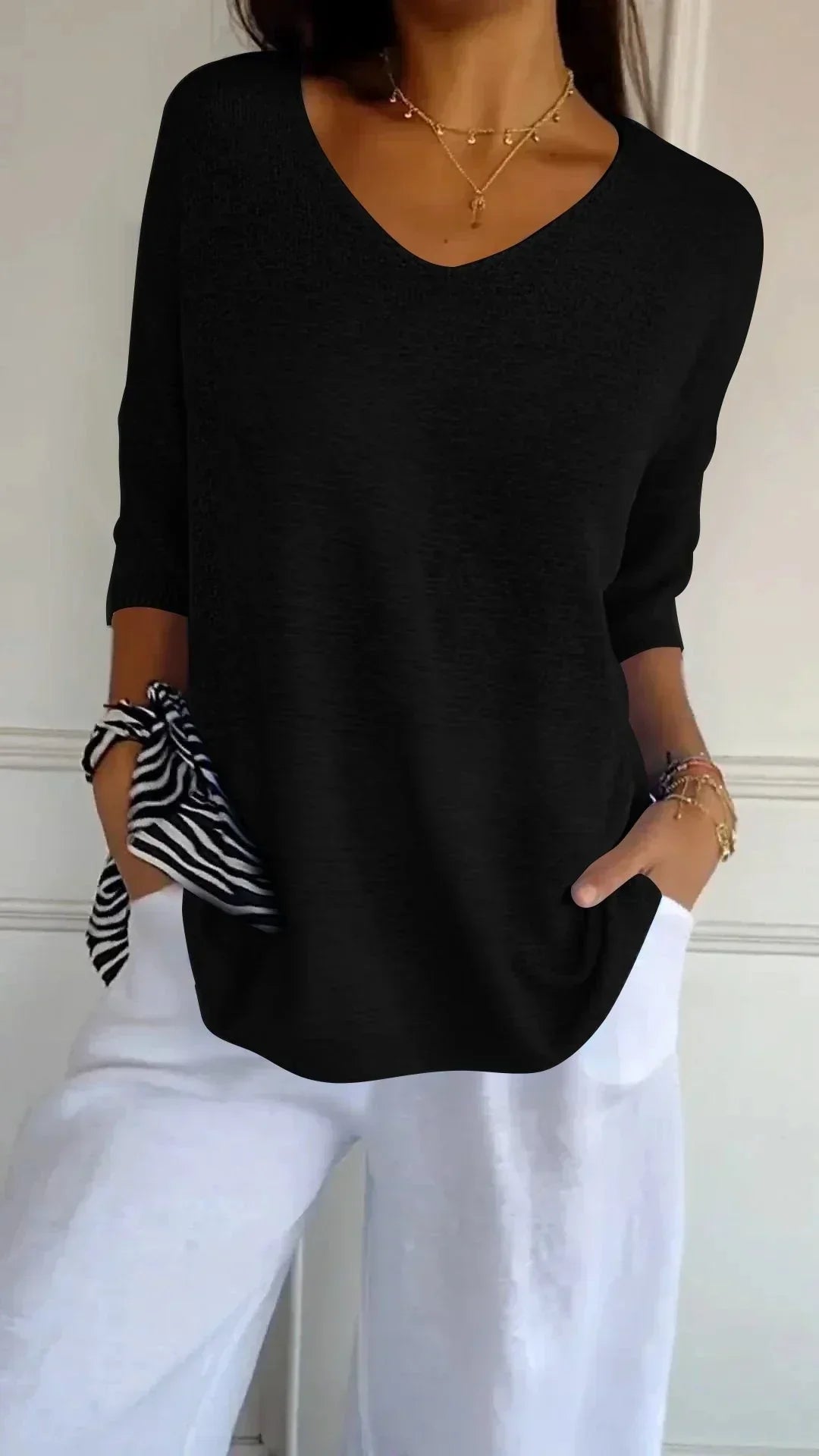 JO | Single-colored knitted top with V-neckline