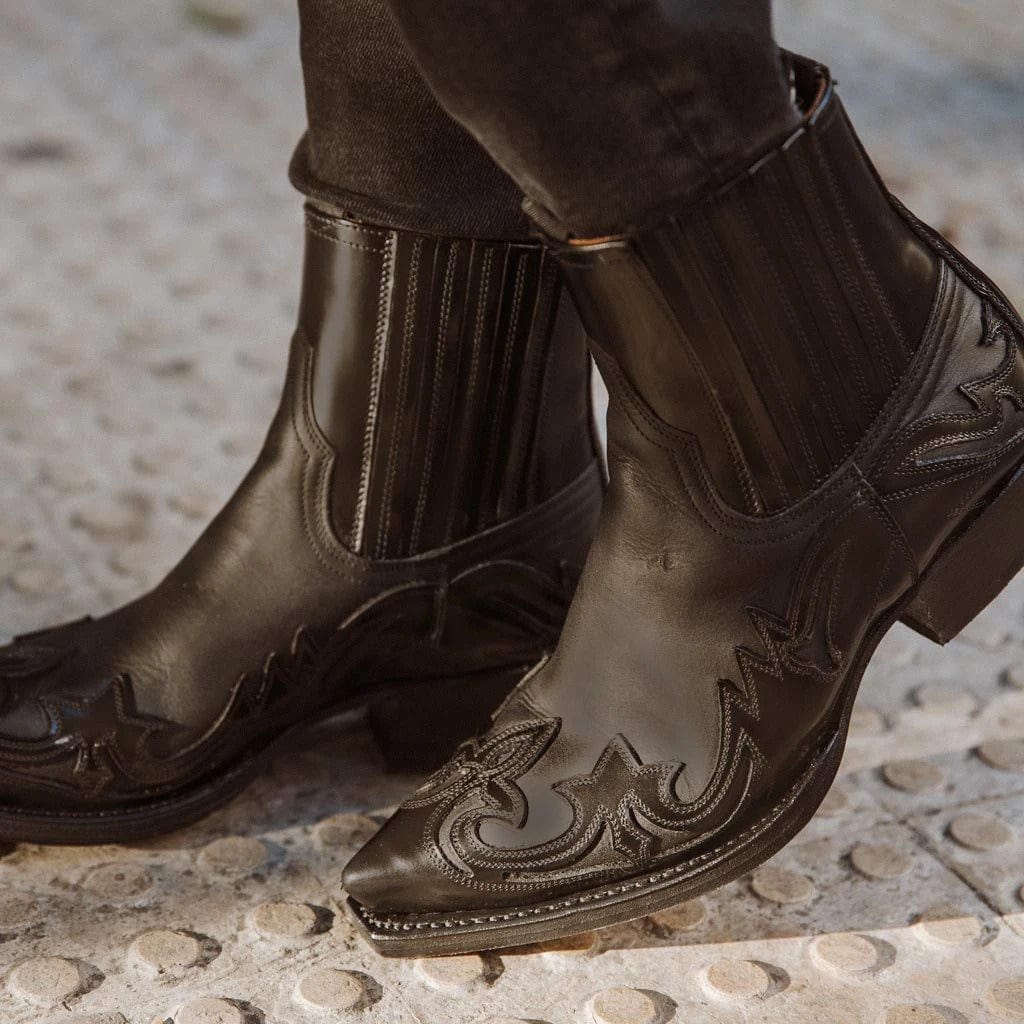 JO | Pointed shoes with embroidery design