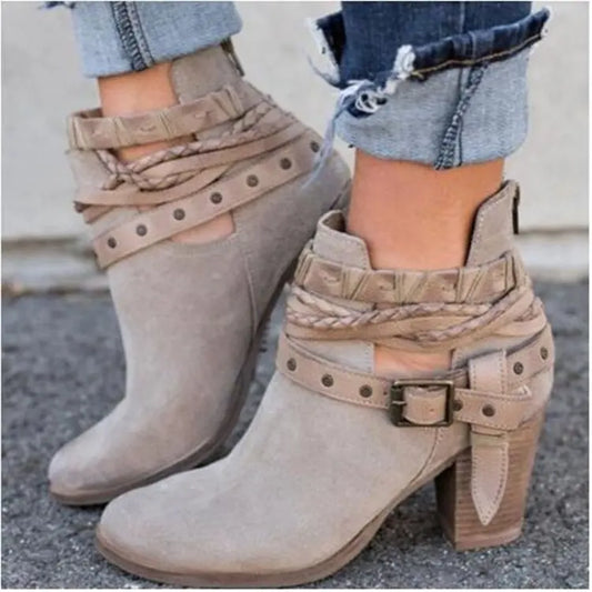 JO | Chic ankle boots with braided strap