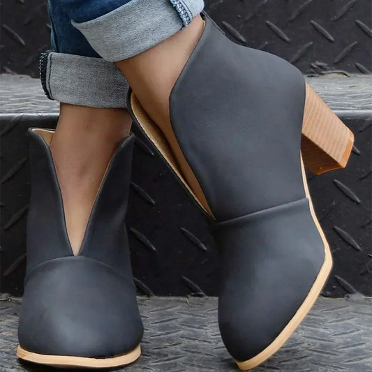 JO | Chic ankle boots with V-neck and block heel