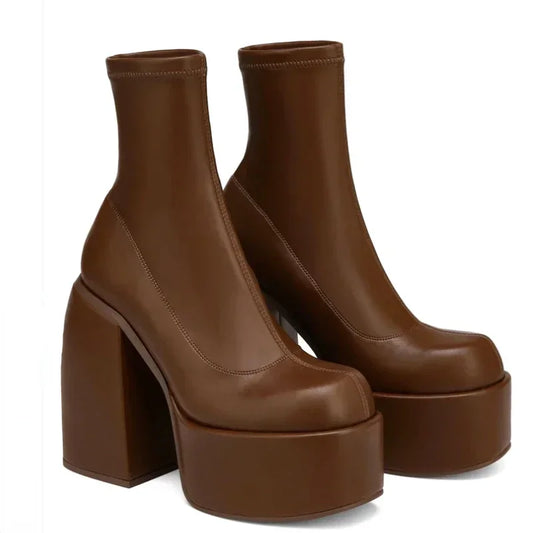 JO | Relaxed and supportive platform ankle boots